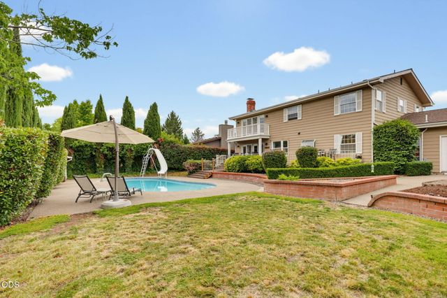 2489 Nieto Way, Medford, OR 97504