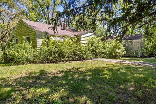 N2404 Loverture DRIVE, Burlington, WI 53105