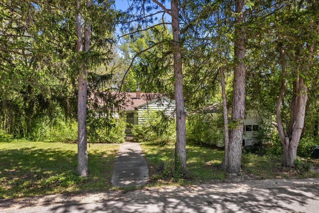 N2404 Loverture DRIVE, Burlington, WI 53105