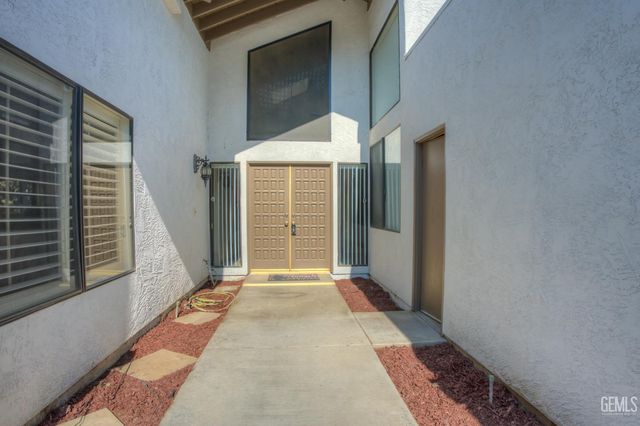 2301 Barrington Street 6, Bakersfield, CA 93309