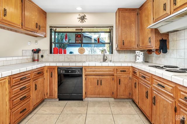 2301 Barrington Street 6, Bakersfield, CA 93309