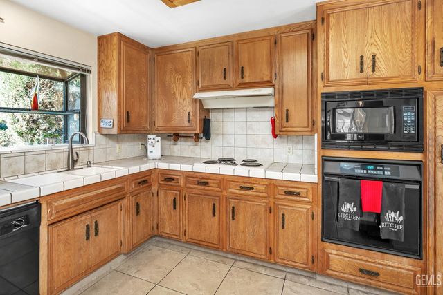 2301 Barrington Street 6, Bakersfield, CA 93309