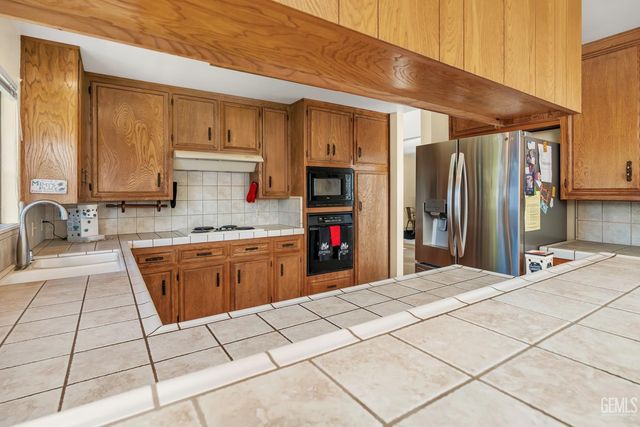 2301 Barrington Street 6, Bakersfield, CA 93309