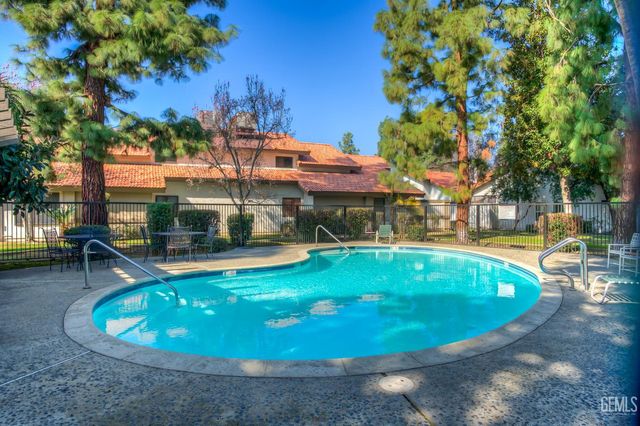 2301 Barrington Street 6, Bakersfield, CA 93309