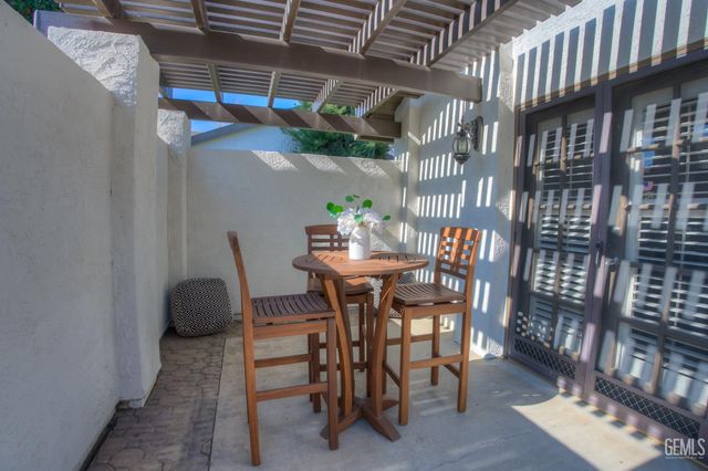 2301 Barrington Street 6, Bakersfield, CA 93309