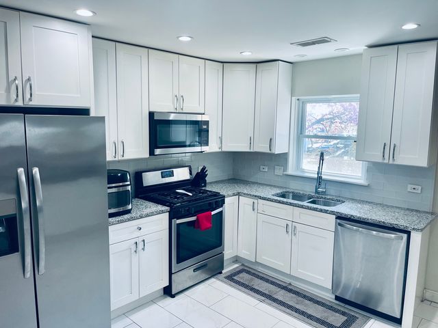 8925 Oriole Avenue, Morton Grove, IL 60053