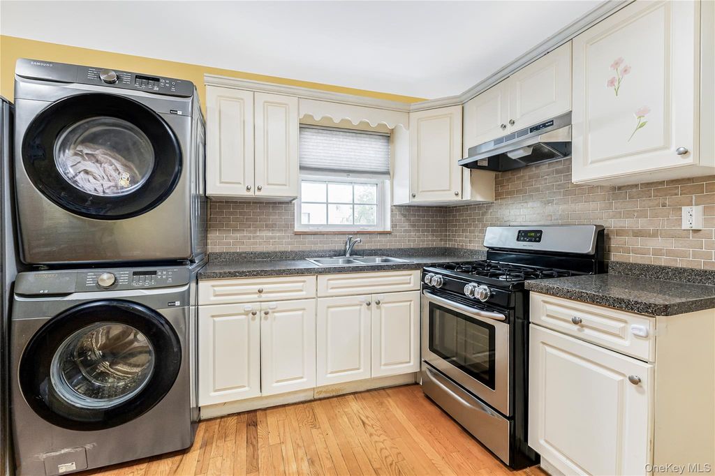 2573 Pelham Bay Park W, Bronx, NY 10475 — photo 2