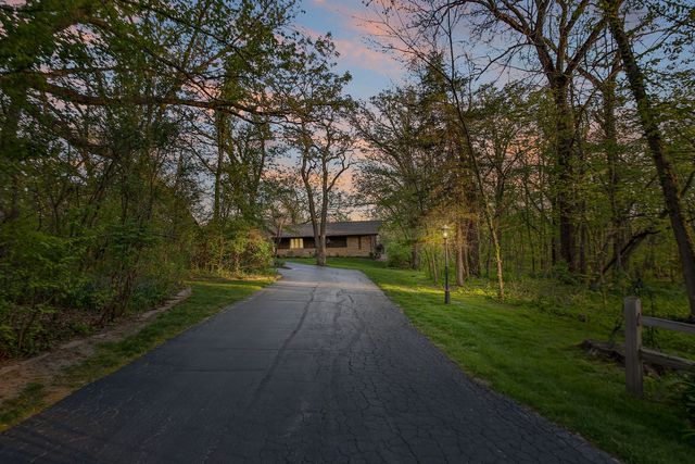 12304 N Ledges Drive, Roscoe, IL 61073