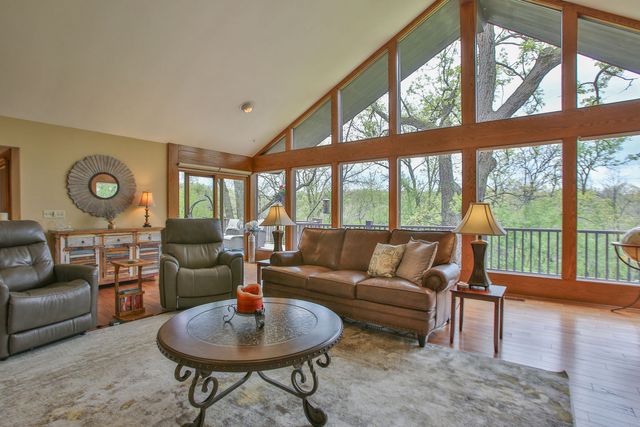 12304 N Ledges Drive, Roscoe, IL 61073