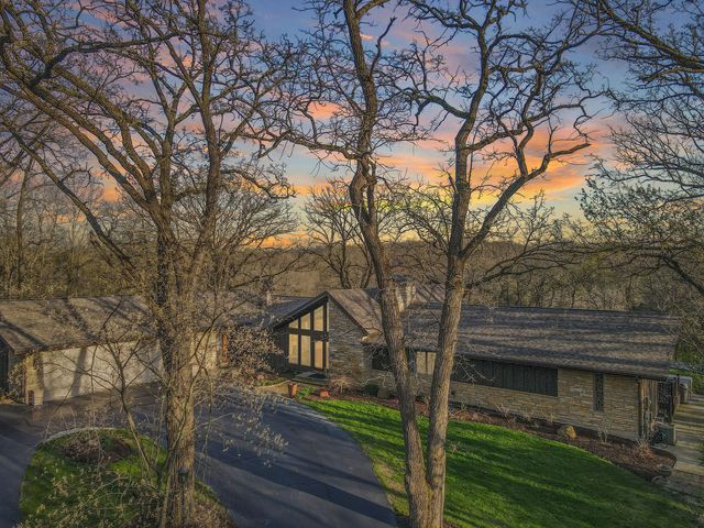 12304 N Ledges Drive, Roscoe, IL 61073