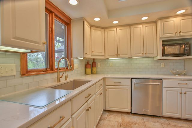 12304 N Ledges Drive, Roscoe, IL 61073