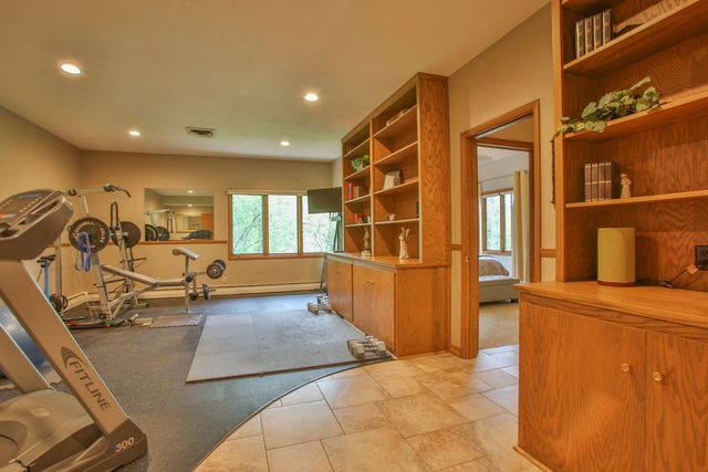 12304 N Ledges Drive, Roscoe, IL 61073