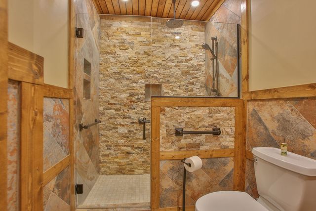 12304 N Ledges Drive, Roscoe, IL 61073