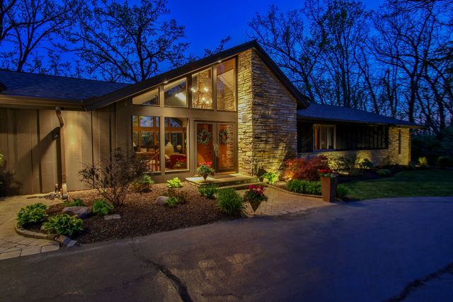 12304 N Ledges Drive, Roscoe, IL 61073