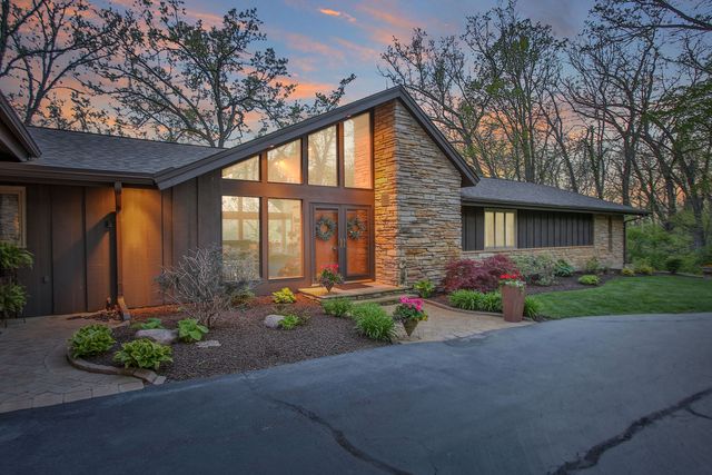 12304 N Ledges Drive, Roscoe, IL 61073