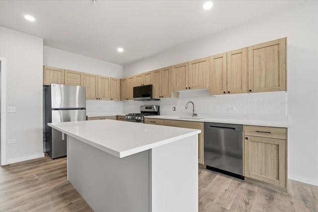 302 Miller Drive D, North Aurora, IL 60542