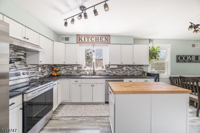 8 East Gate Dr, Vernon Twp., NJ 07418