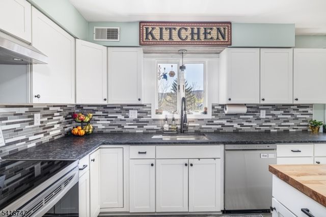 8 East Gate Dr, Vernon Twp., NJ 07418