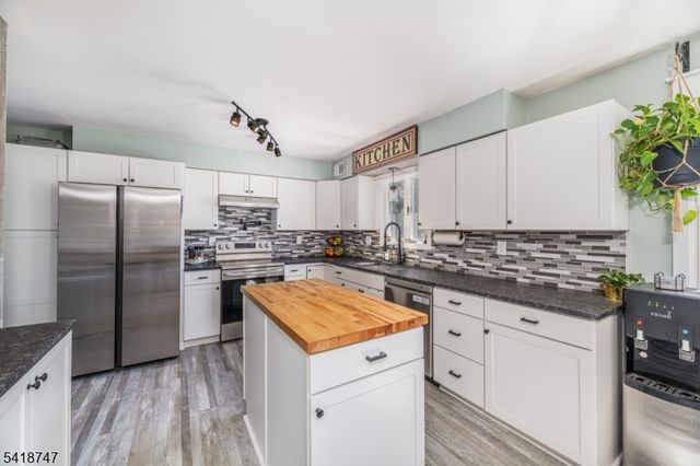 8 East Gate Dr, Vernon Twp., NJ 07418