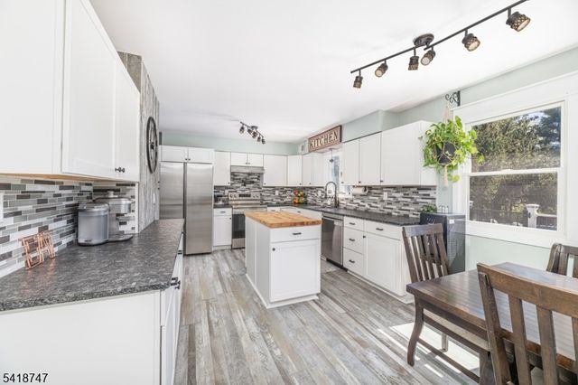 8 East Gate Dr, Vernon Twp., NJ 07418