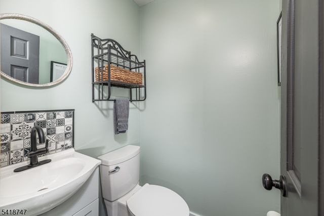 8 East Gate Dr, Vernon Twp., NJ 07418