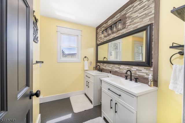 8 East Gate Dr, Vernon Twp., NJ 07418