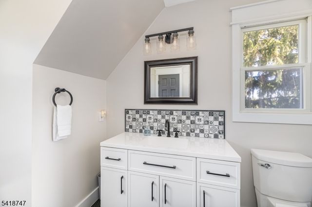 8 East Gate Dr, Vernon Twp., NJ 07418