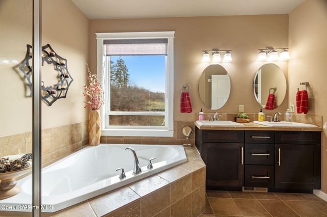 374 Carbine DR, Clark Fork, ID 83811