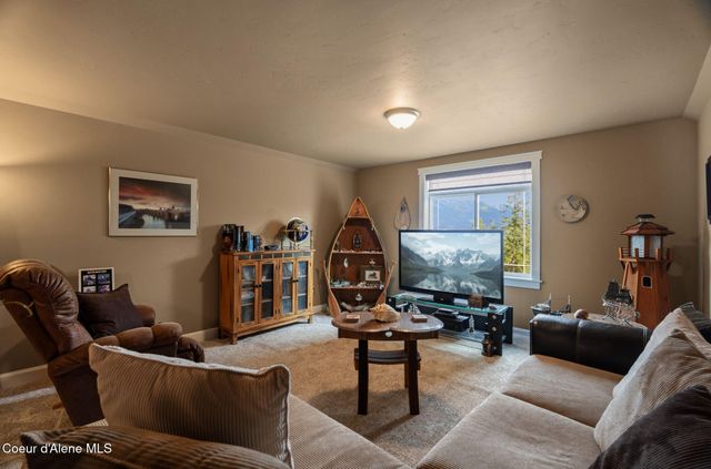 374 Carbine DR, Clark Fork, ID 83811