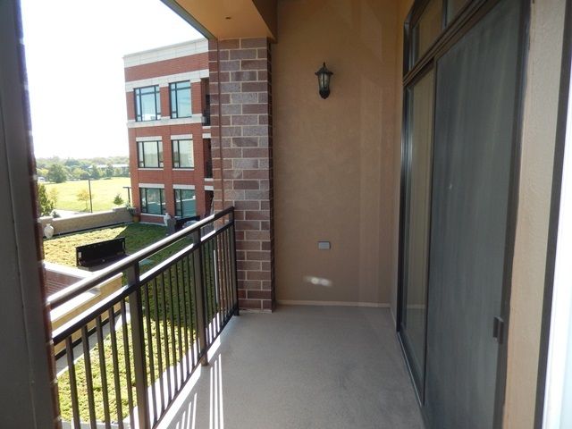 850 Village Center Drive 301, Burr Ridge, IL 60527