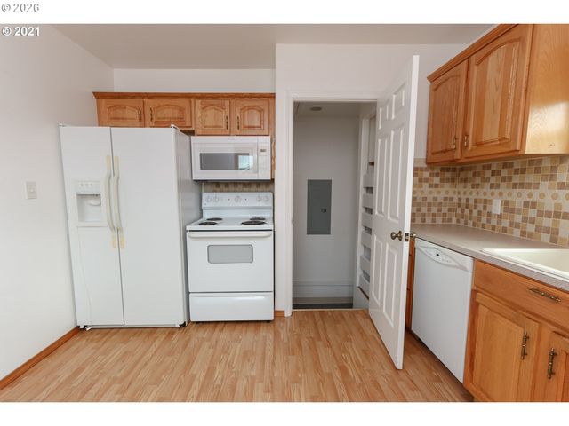 1806 10TH St, Tillamook, OR 97141