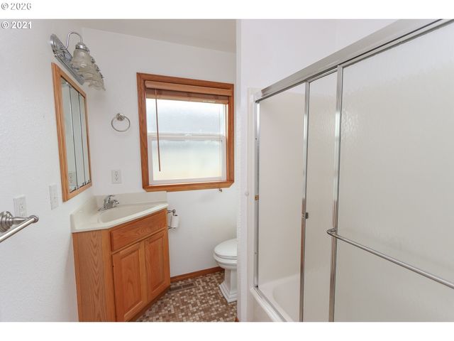 1806 10TH St, Tillamook, OR 97141