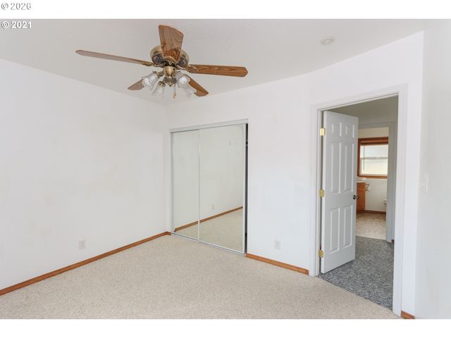 1806 10TH St, Tillamook, OR 97141