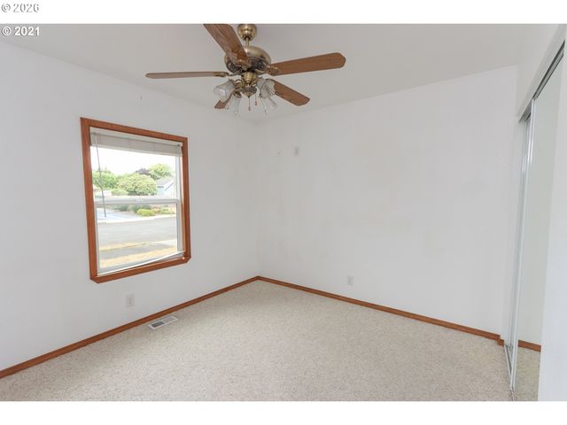 1806 10TH St, Tillamook, OR 97141