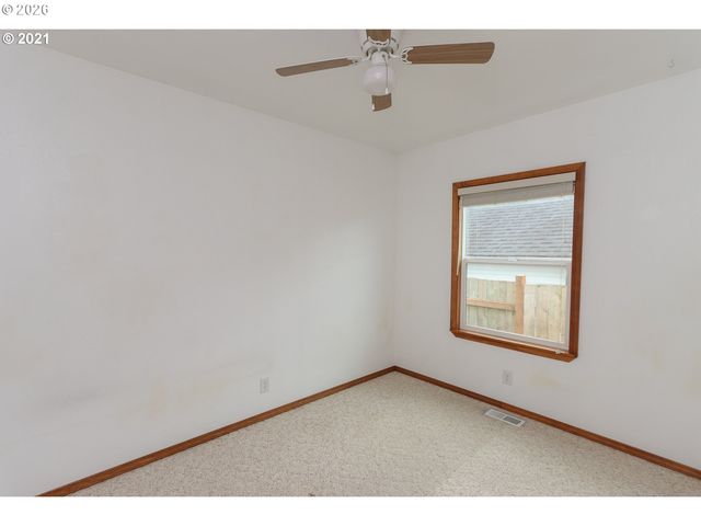 1806 10TH St, Tillamook, OR 97141
