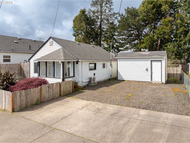 1806 10TH St, Tillamook, OR 97141
