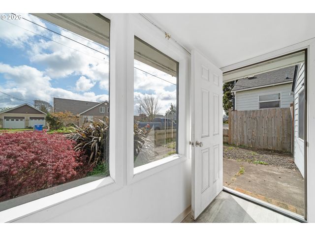 1806 10TH St, Tillamook, OR 97141