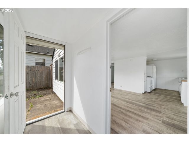 1806 10TH St, Tillamook, OR 97141