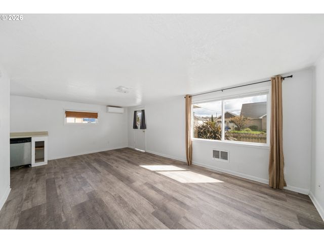 1806 10TH St, Tillamook, OR 97141