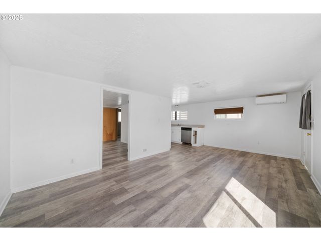 1806 10TH St, Tillamook, OR 97141