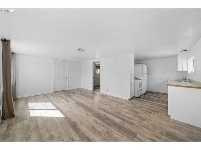1806 10TH St, Tillamook, OR 97141