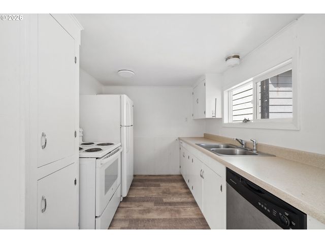 1806 10TH St, Tillamook, OR 97141