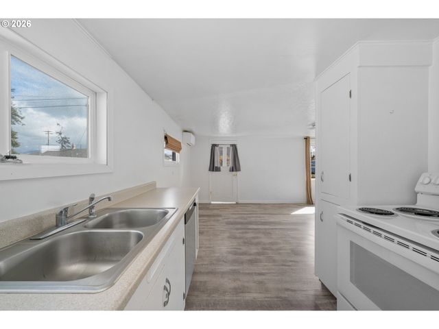1806 10TH St, Tillamook, OR 97141
