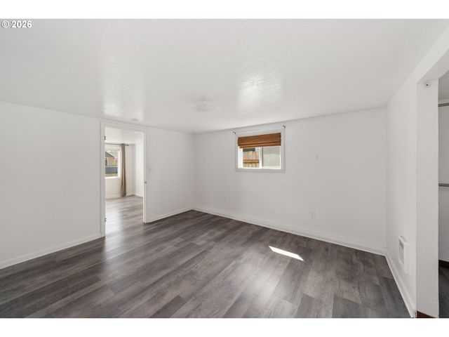 1806 10TH St, Tillamook, OR 97141