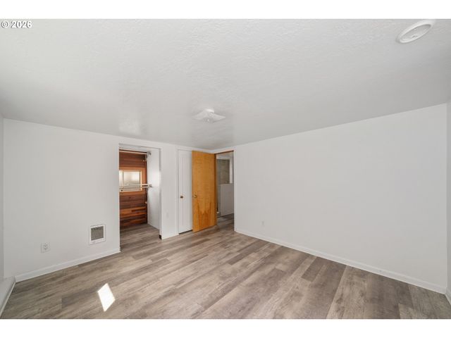 1806 10TH St, Tillamook, OR 97141