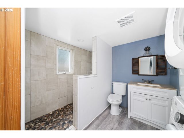 1806 10TH St, Tillamook, OR 97141