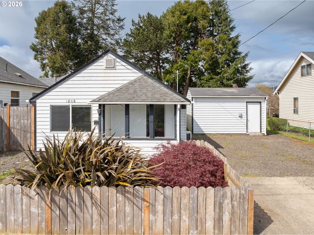 1806 10TH St, Tillamook, OR 97141
