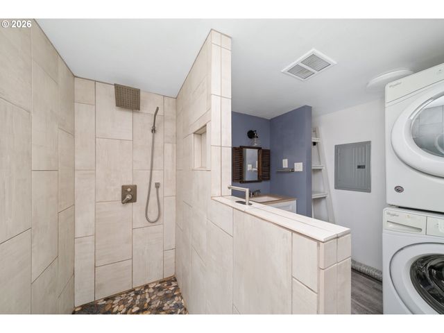 1806 10TH St, Tillamook, OR 97141