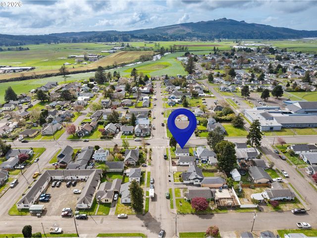 1806 10TH St, Tillamook, OR 97141