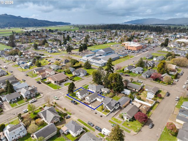 1806 10TH St, Tillamook, OR 97141